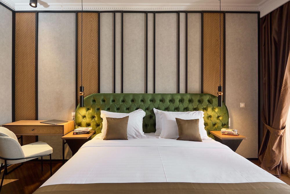 ROYAL HOTEL 23/68