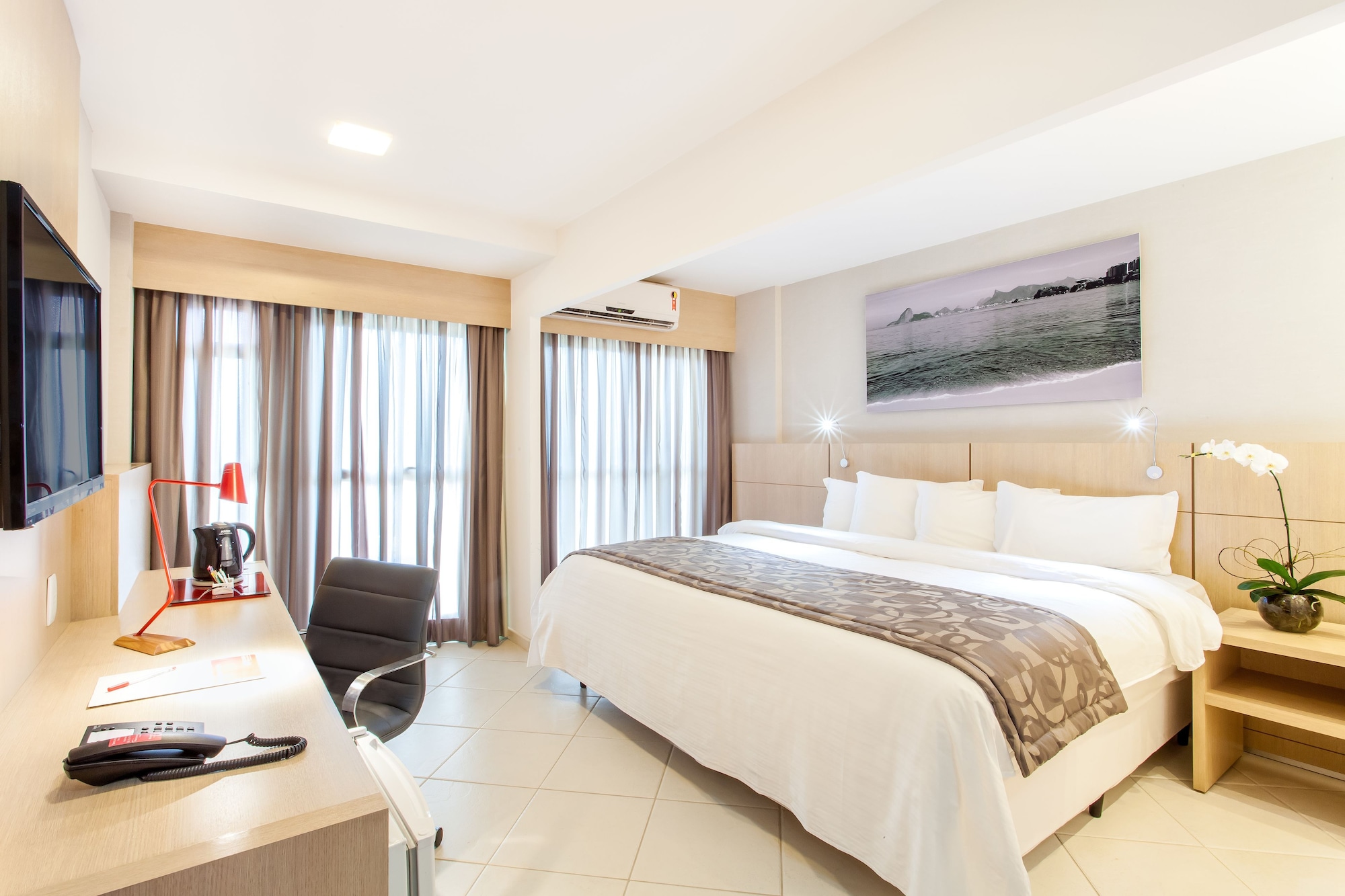 EXECUTIVE, KING BED