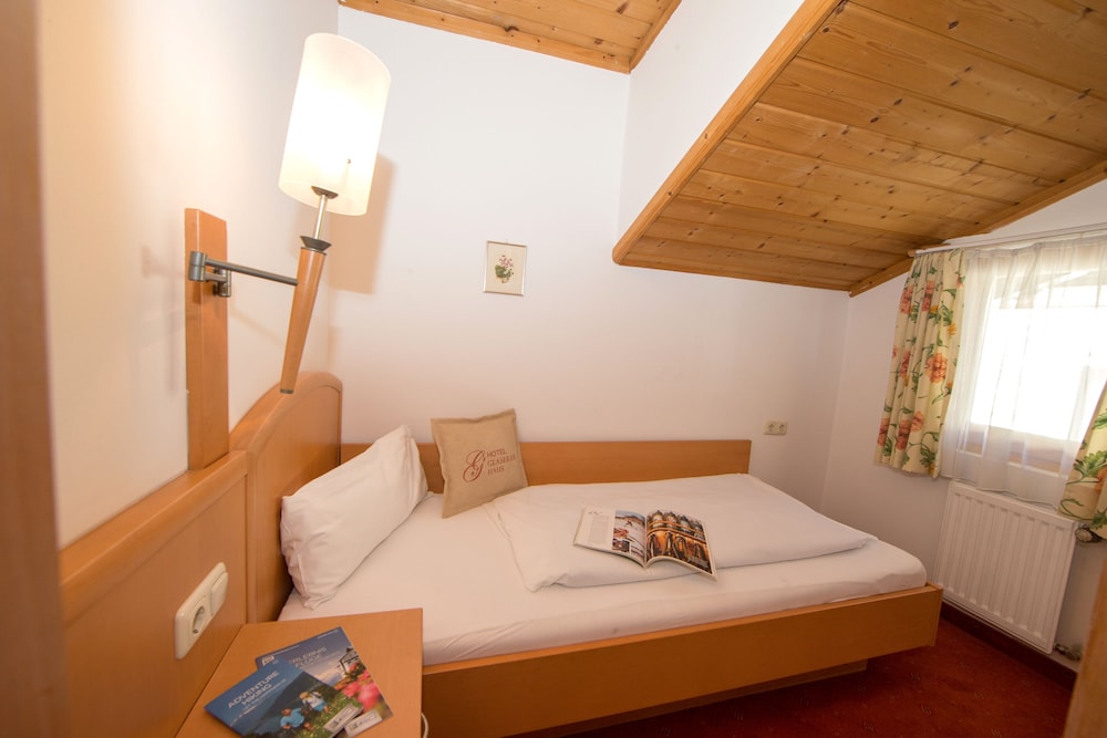 ROOM, SINGLE