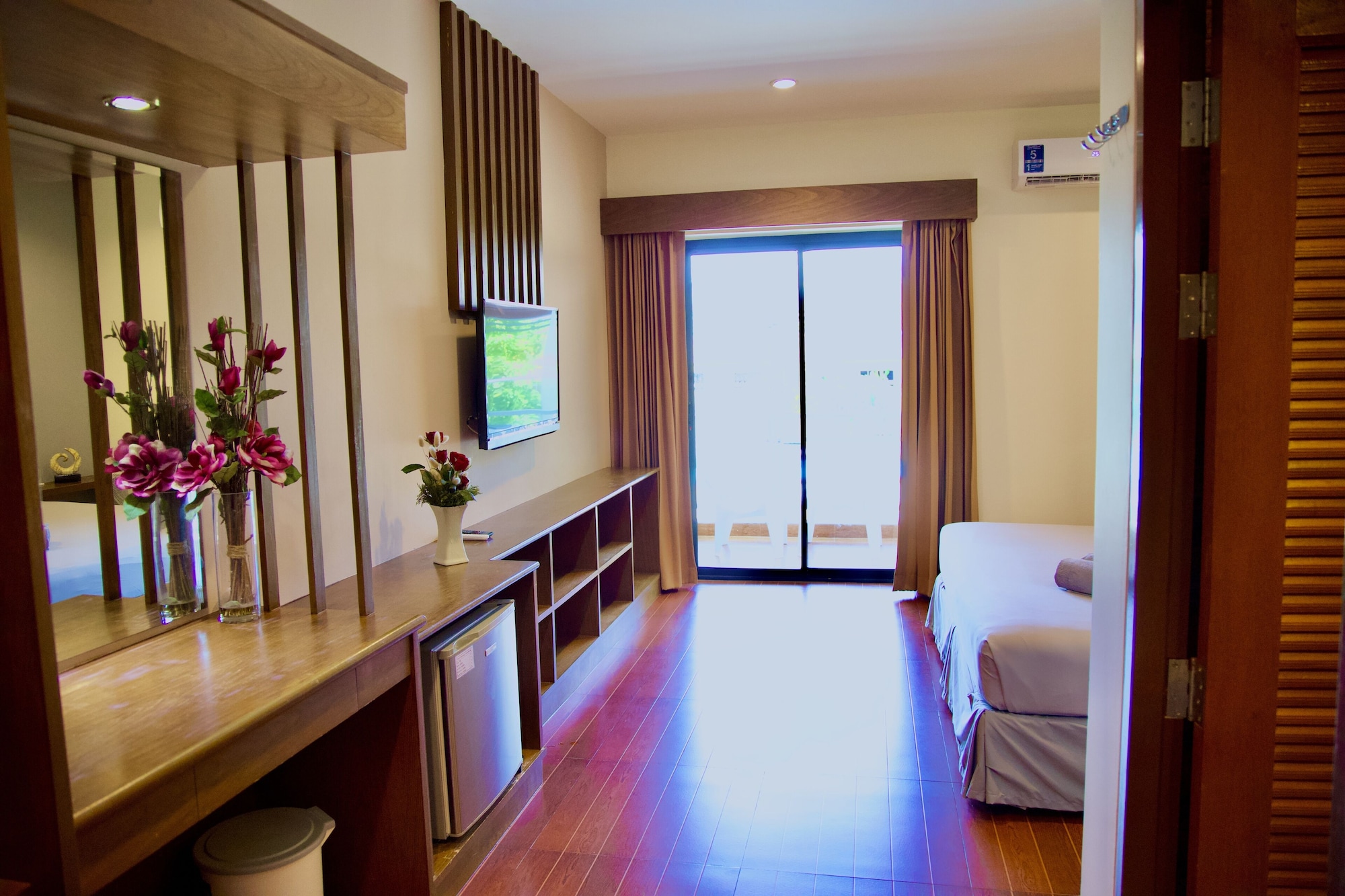 Superior, Queen Bed, Pool Access