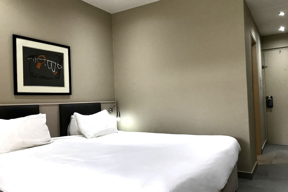 Elephant Springs Hotel &amp; Cabanas 32/80