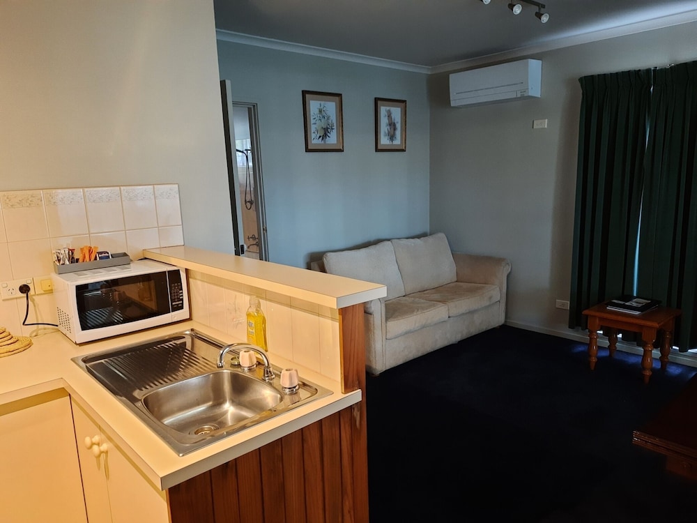 THE ABBOTSWOOD MOTOR INN 3/36