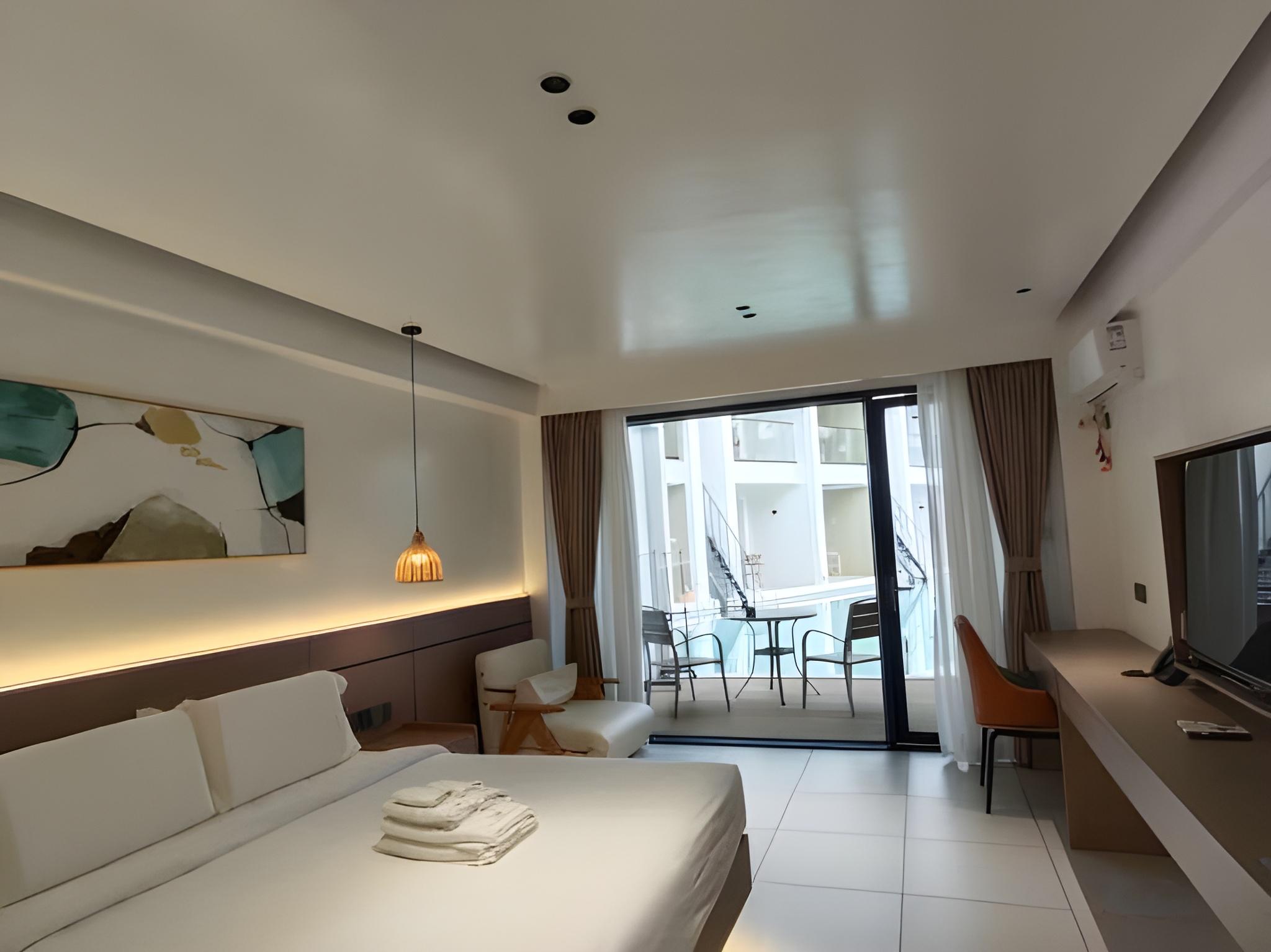Premier, King Bed, Hot Tub, Direct Pool Access