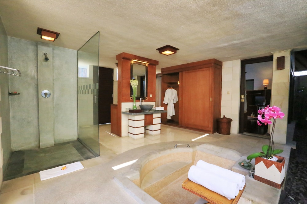 THE SANYAS SUITE 11/72