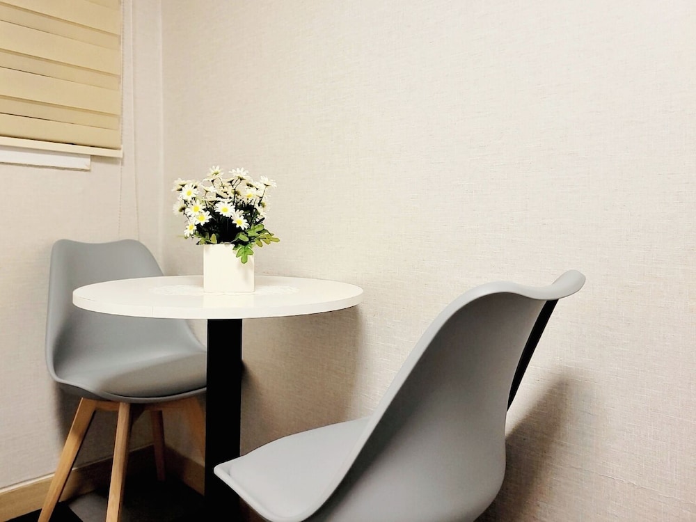 PEANUT HOTEL 49/61