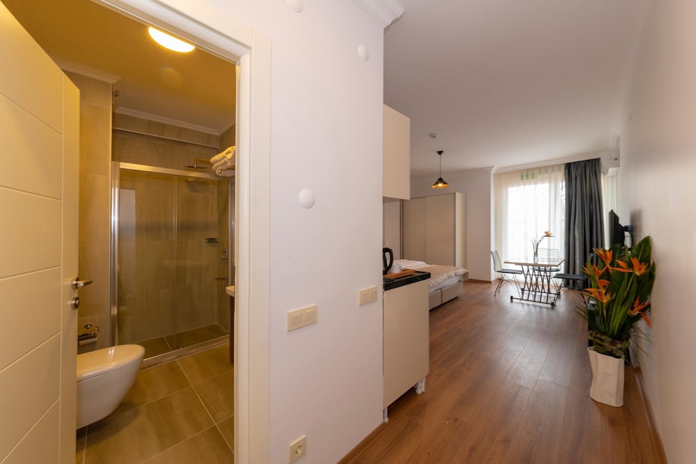 Joy Suites Hotel 68/69