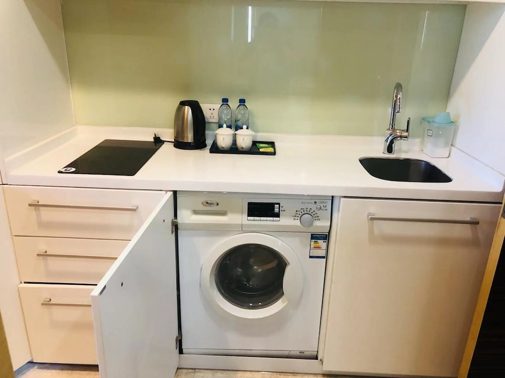 Estay Residence Poly World Trading Center 62/64