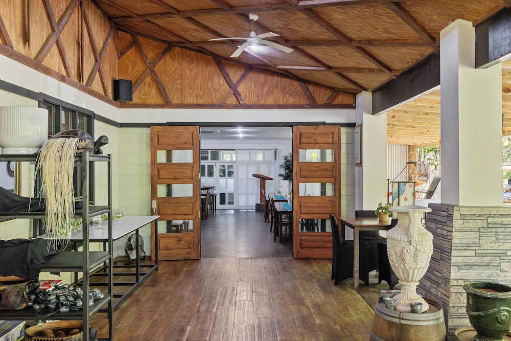 Orator Hotel Samoa 46/65