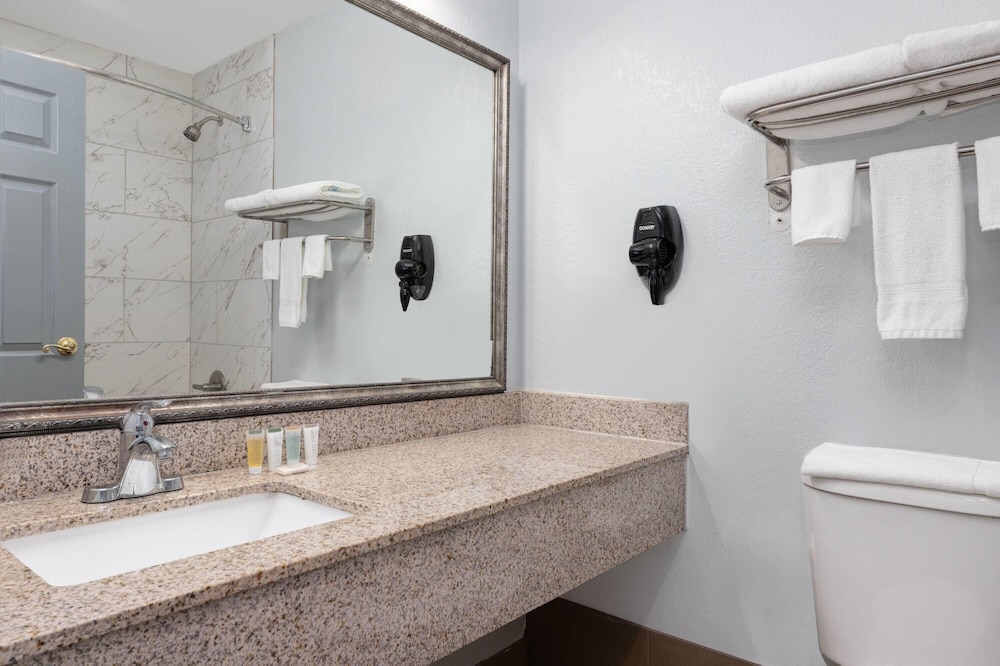 Super 8 by Wyndham Fort Worth Entertainment District 45/49