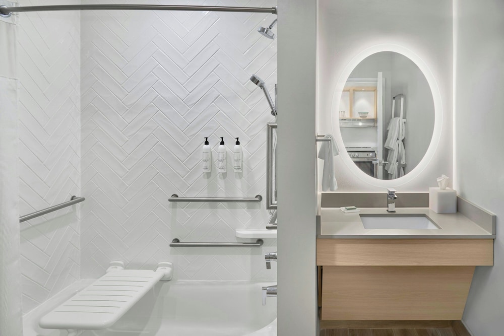 TownePlace Suites by Marriott Lansing North 40/43