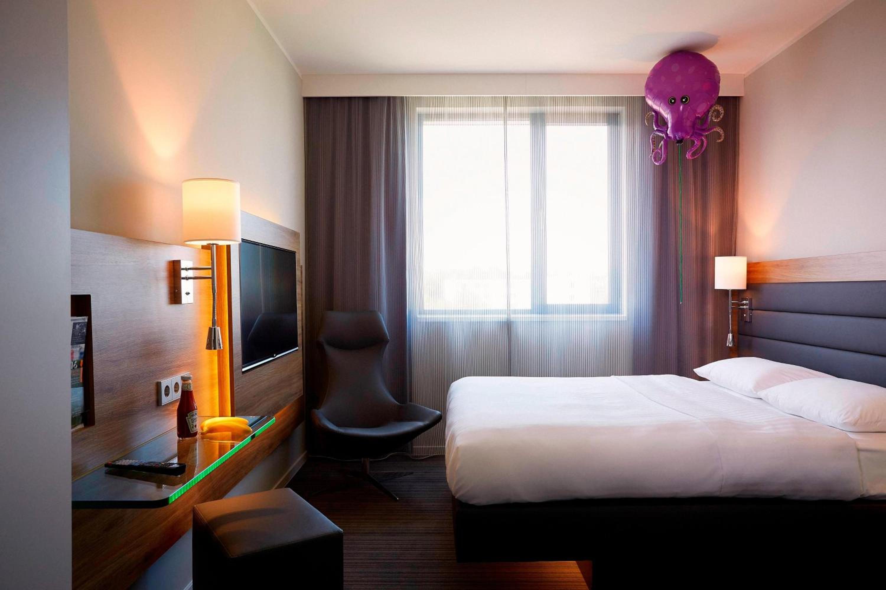 Moxy Sleeper, Guest Room, King Bed, Queen Bed