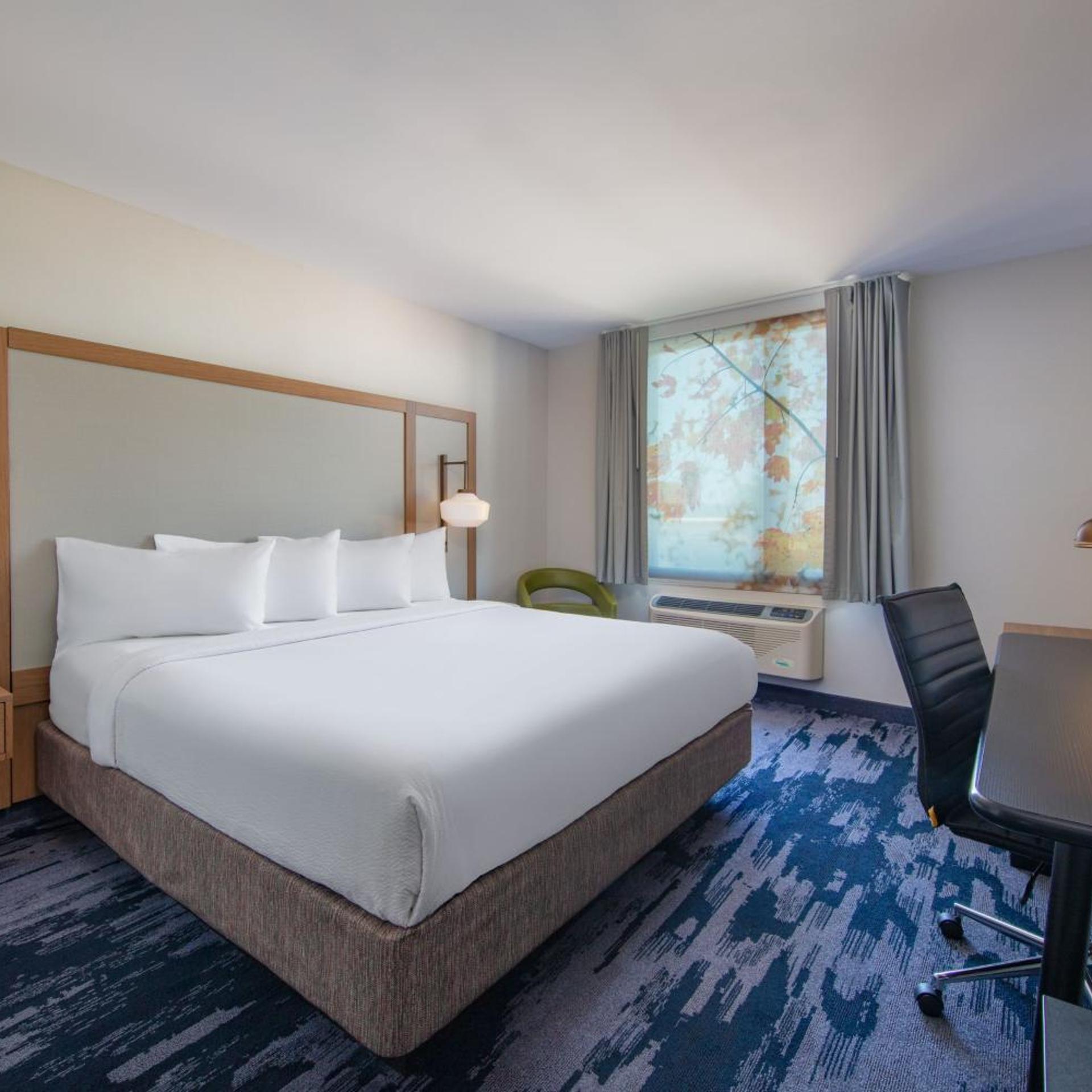 غرفة بسرير كينج بحوض استحمام لذوي الإعاقة