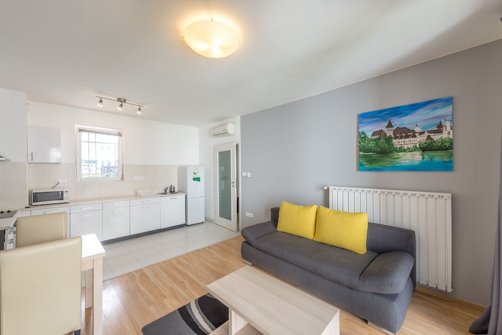 Corvin Plaza Apartments And Suites 40/54