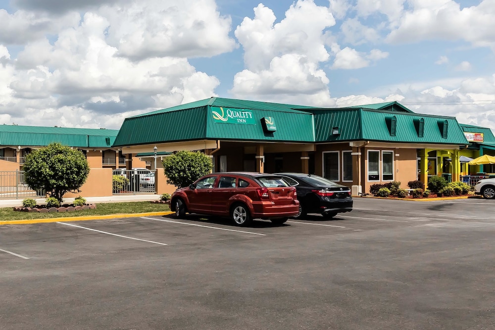 Quality Inn Tullahoma, TN 1/36