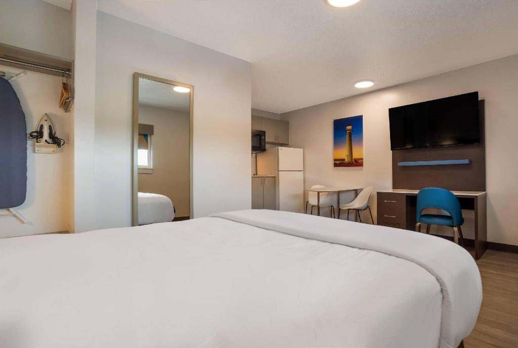 Upgrade, Efficiency, Queen Bed