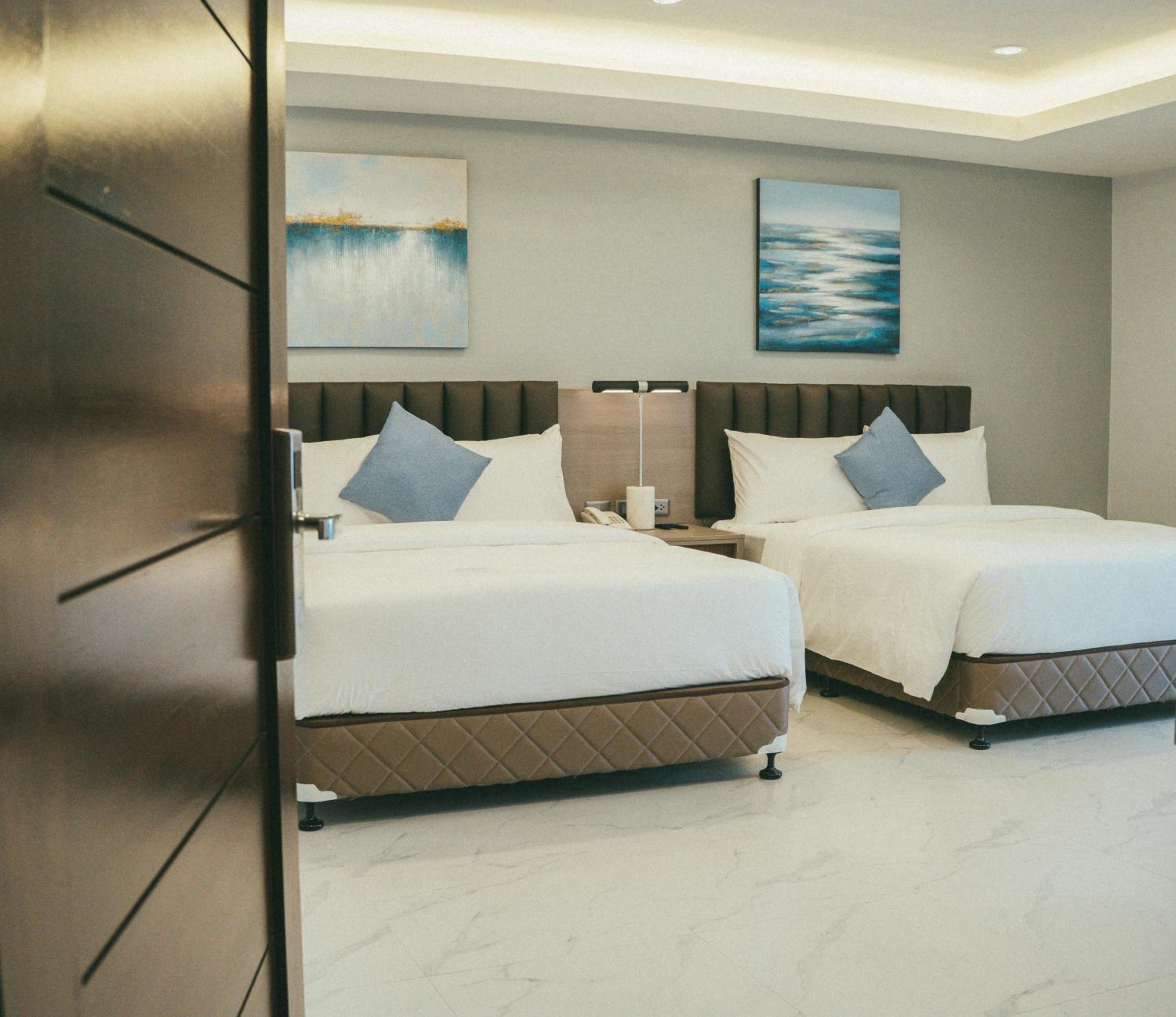 ROYAL, EXECUTIVE, SUITE