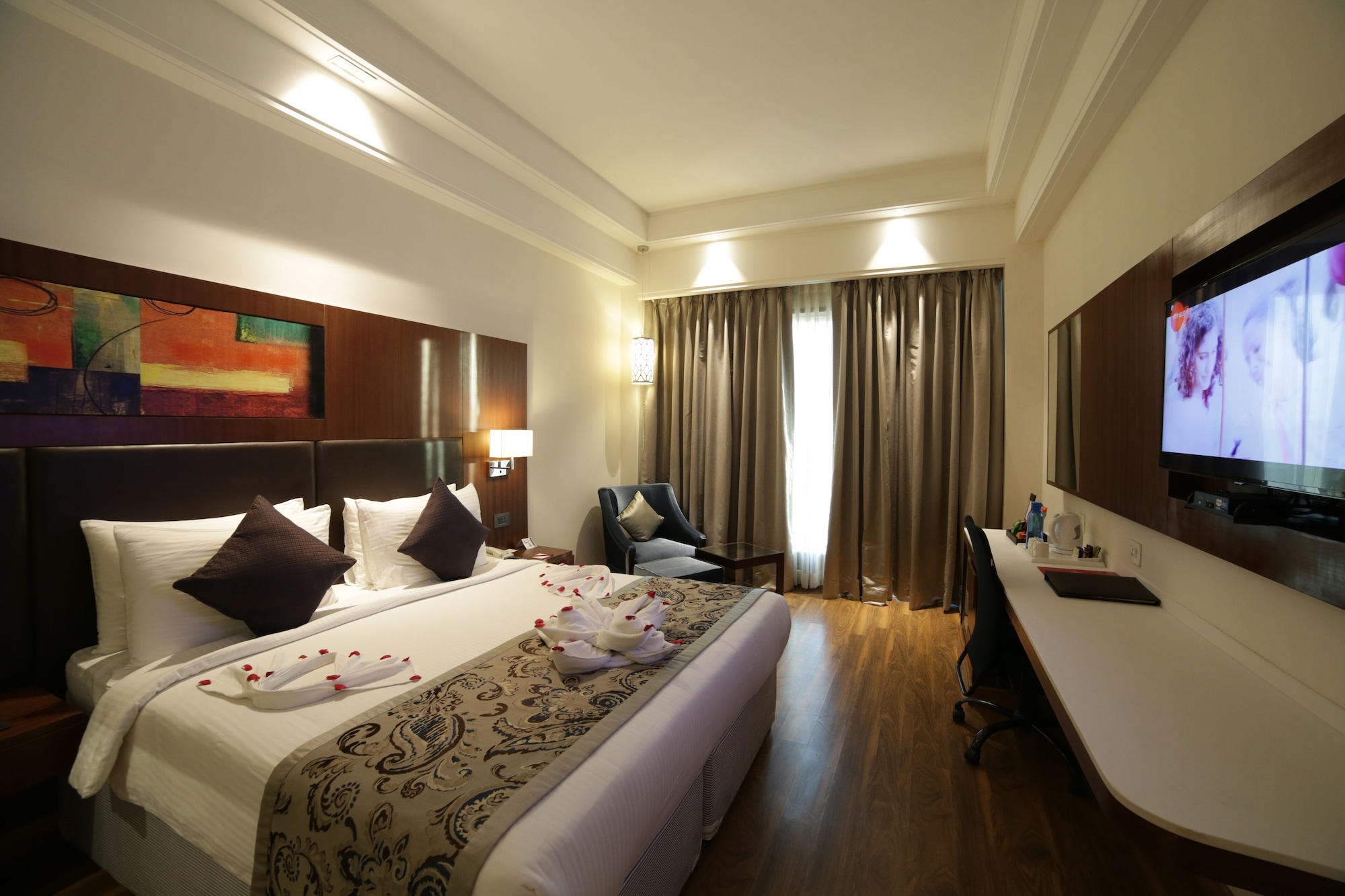 DELUXE, KING BED