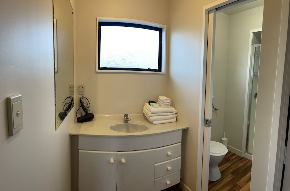 RAYLAND EPSOM MOTEL 19/36