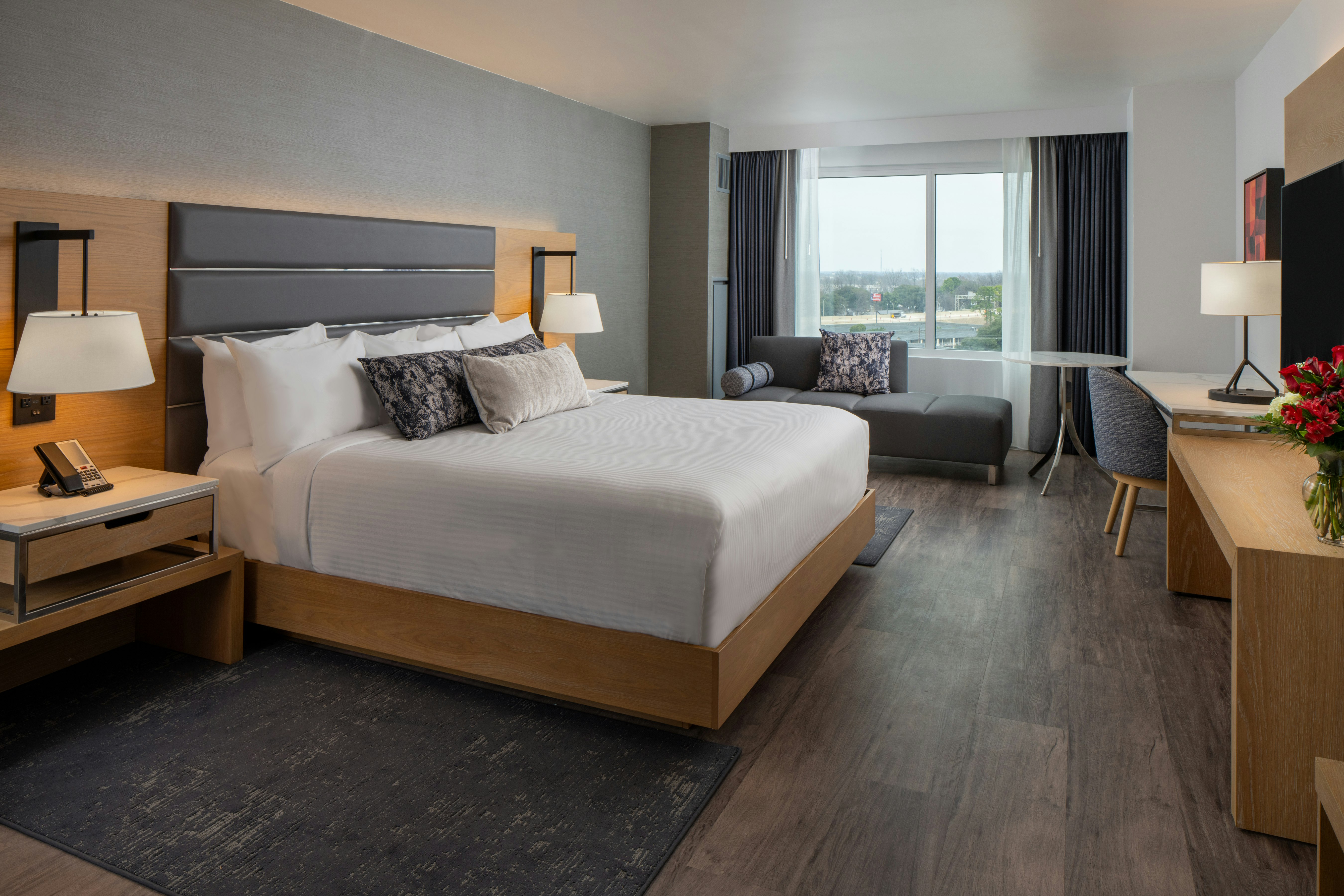 DELUXE, KING BED, ACCESSIBLE