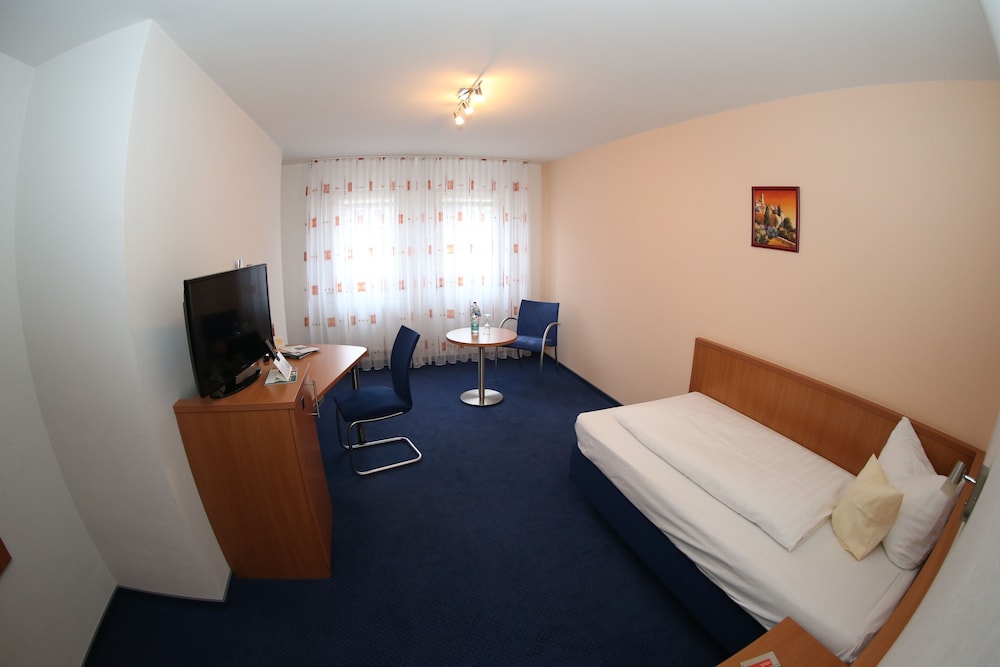 Hotel & Restaurant Goldener Pflug 34/77