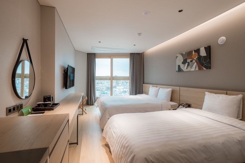 1 BEDROOM, FAMILY, TWIN BEDS