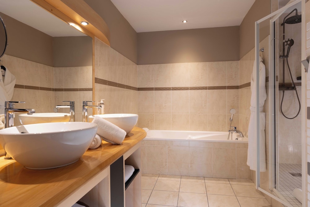 Cocoon, Junior Suite, King Bed, Garden View، Le Richebourg Hotel Restaurant Spa 5/6