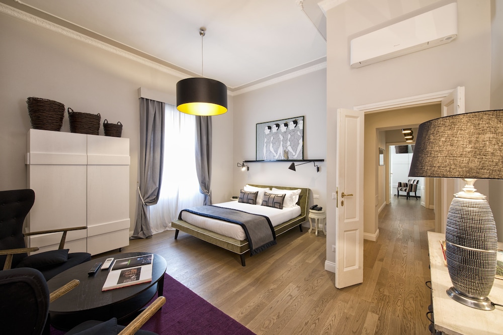 The Independent Suites 18/51