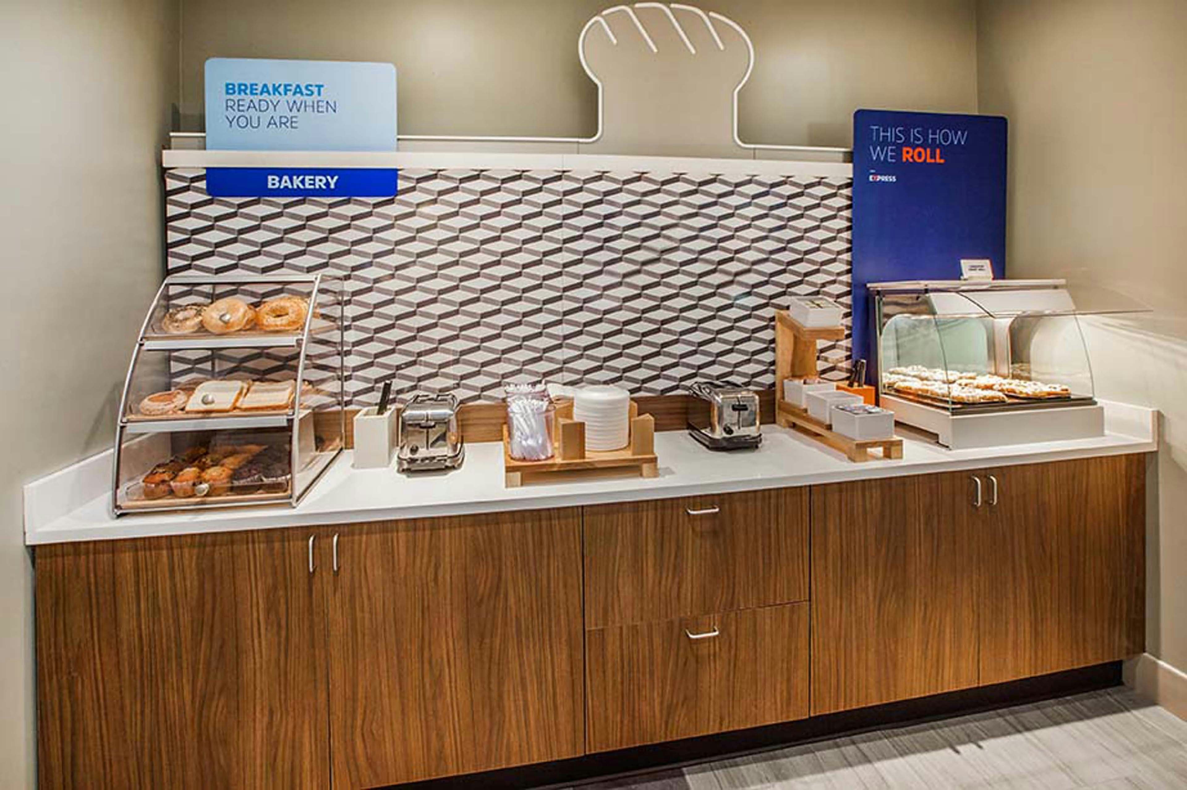 Holiday Inn Express & Suites Bradenton West, an IHG Hotel 20/69