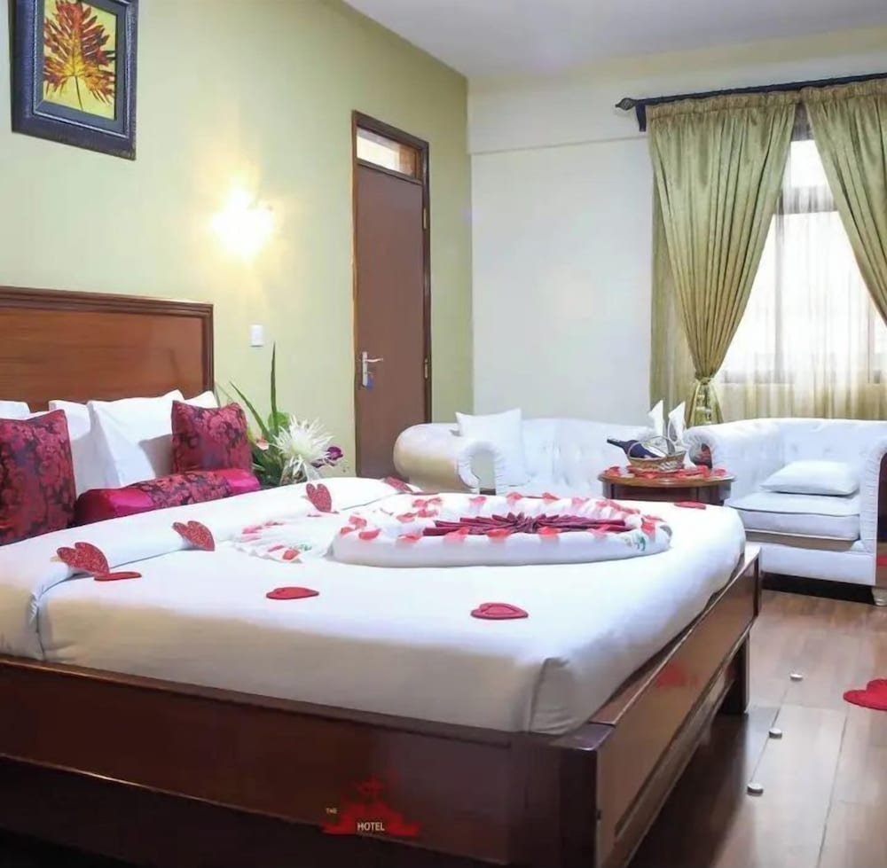 The Hennessis Hotel 30/45
