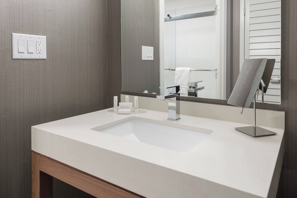 Room, 2 Queen Beds, Accessible, Courtyard By Marriott Toronto Vaughan 5/5