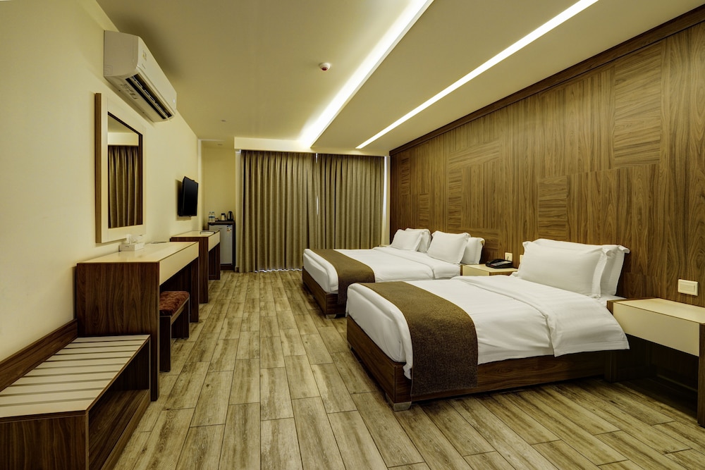 Luciana Hotel By FHM 16/58