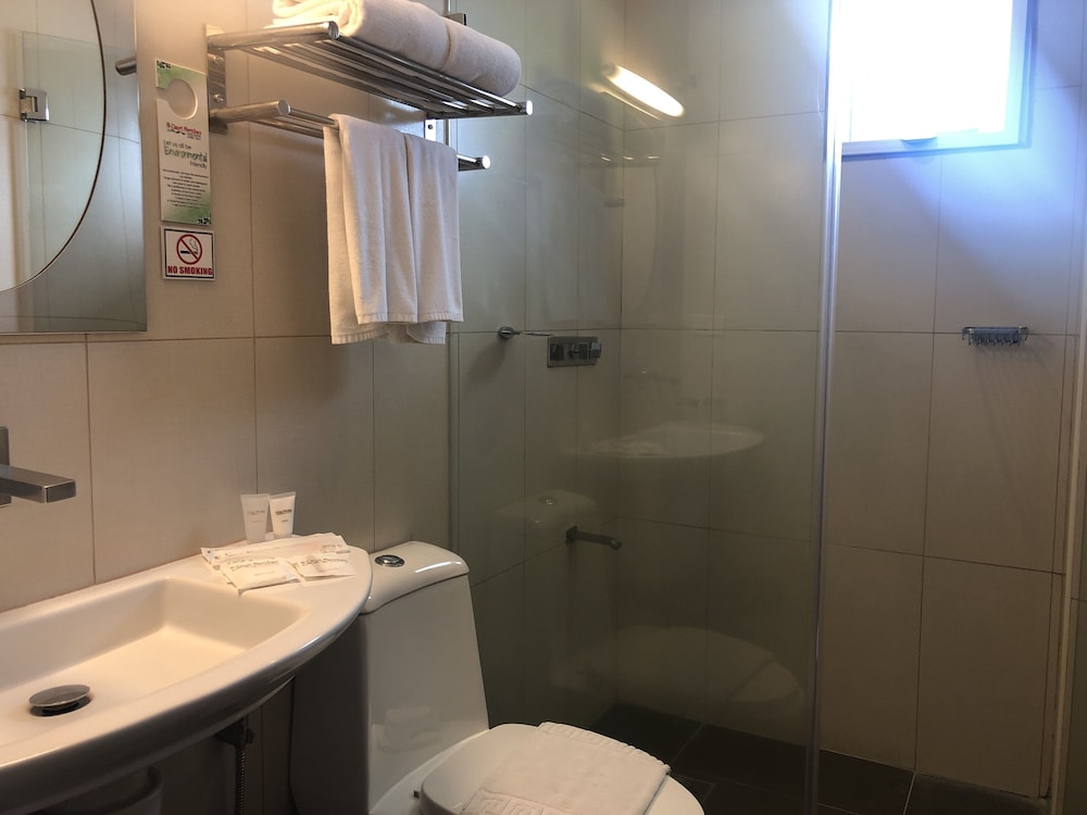 Court Meridian Hotel And Suites 35/36