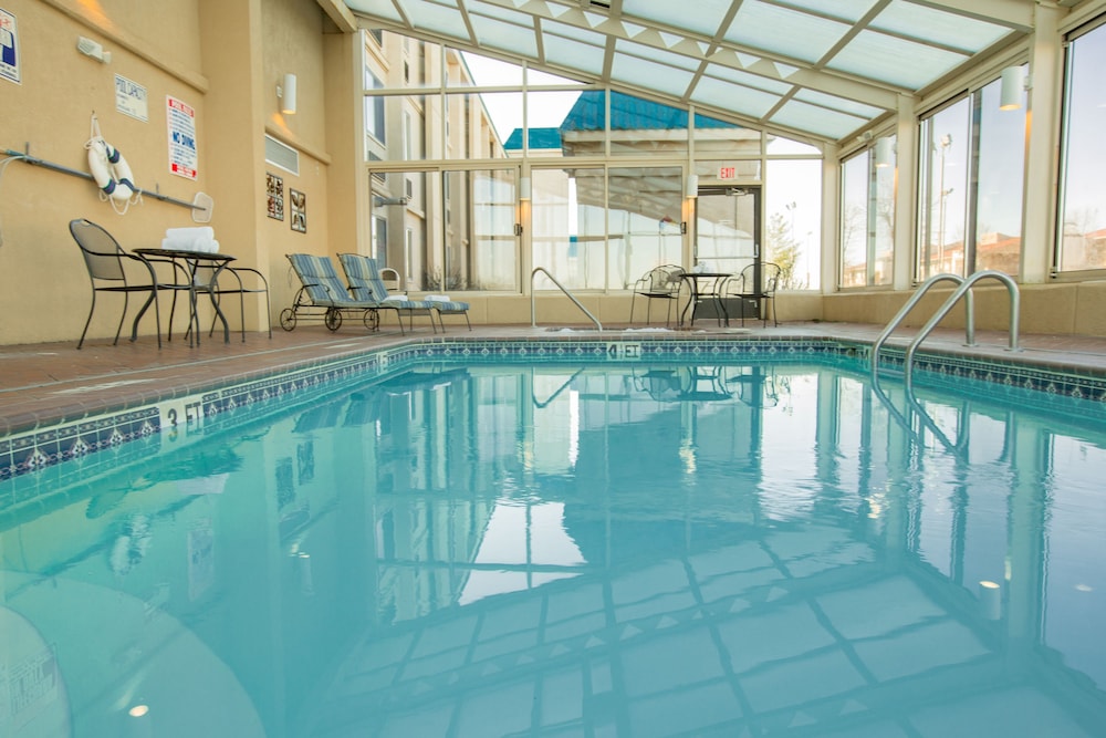 Econo Lodge Inn and Suites Joplin MO 22/42