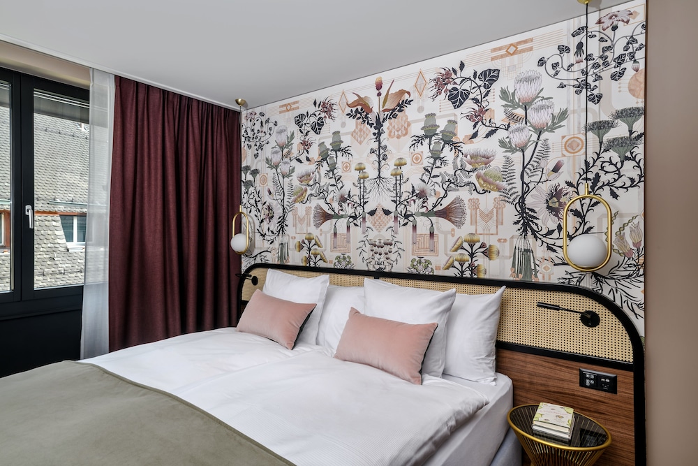 GRAND, DELUXE, KING BED