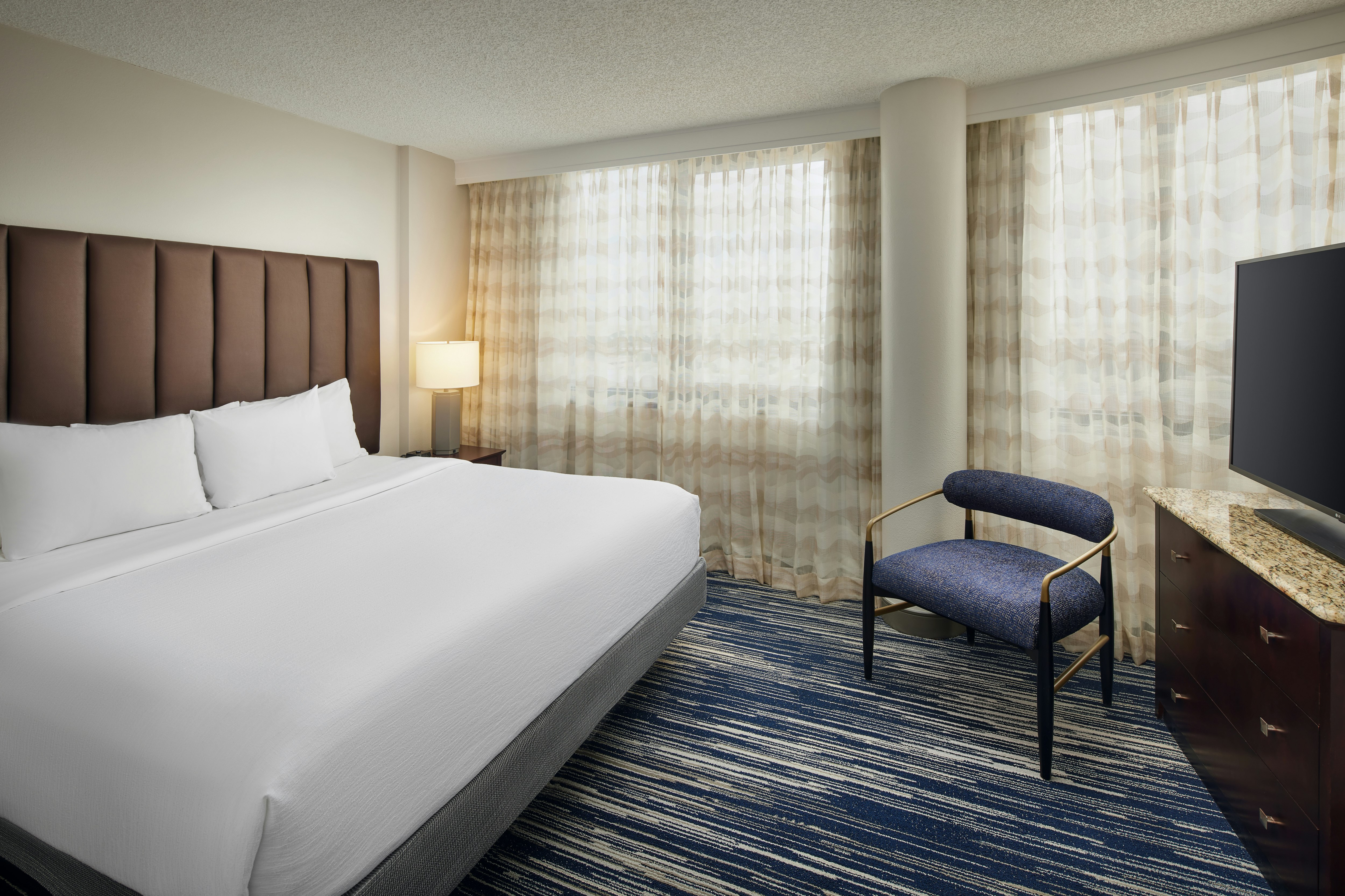Suite, King Bed, Corner