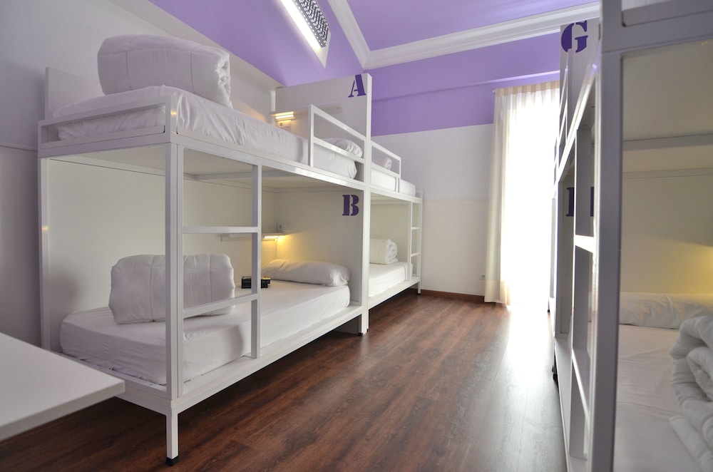 Mixed Dorm, 8 People, Shared Bathroom, Far Home Atocha 3/3