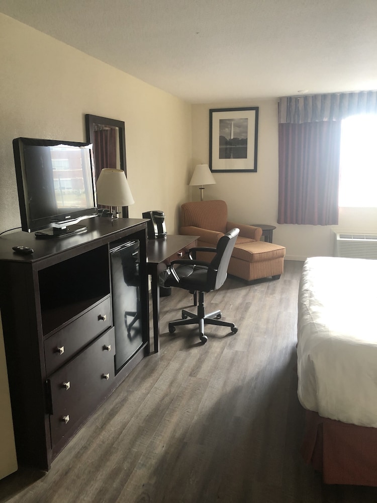 America's Inn 18/22