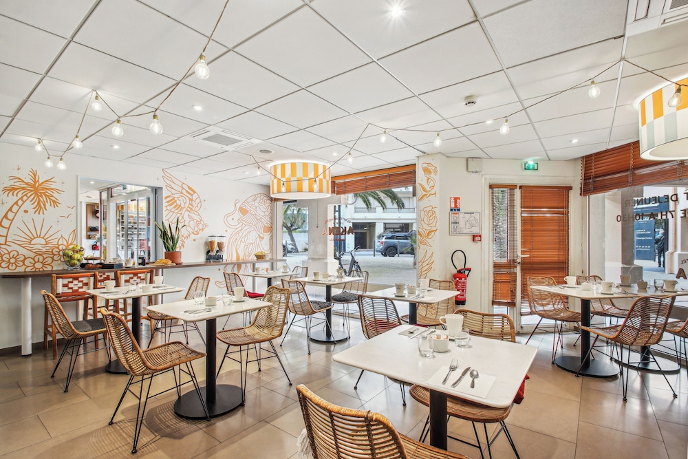 restaurant cafeteria