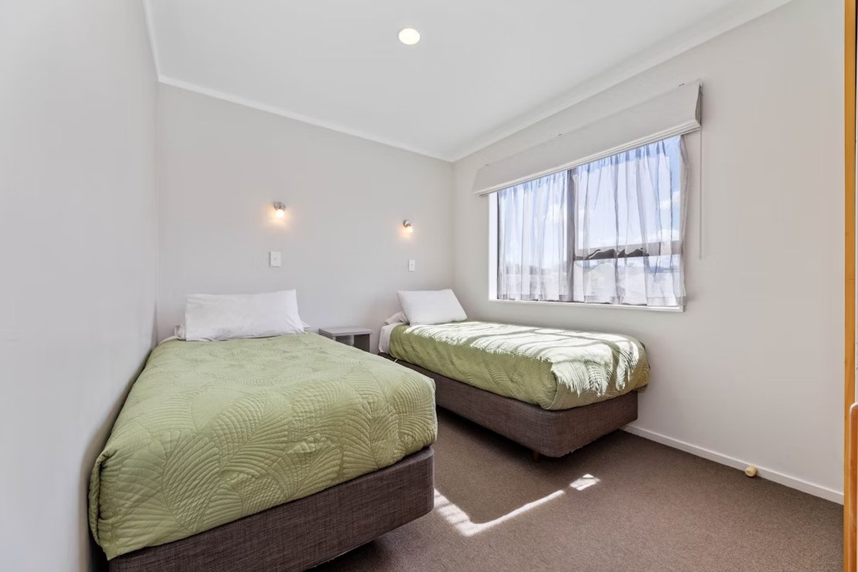 Knightsbridge Court Motor Lodge 13/37