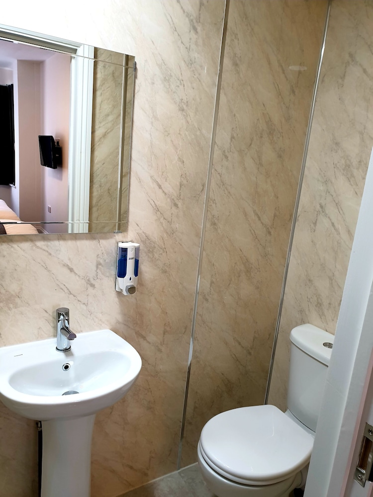 Wanstead Hotel 29/33