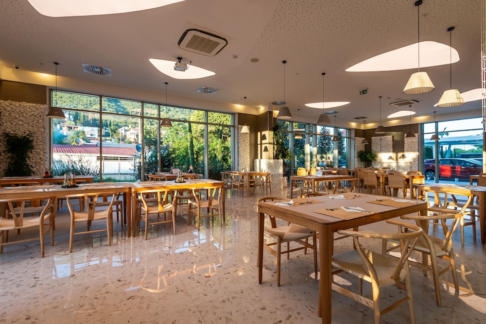 Carine Hotel Kumbor 34/50