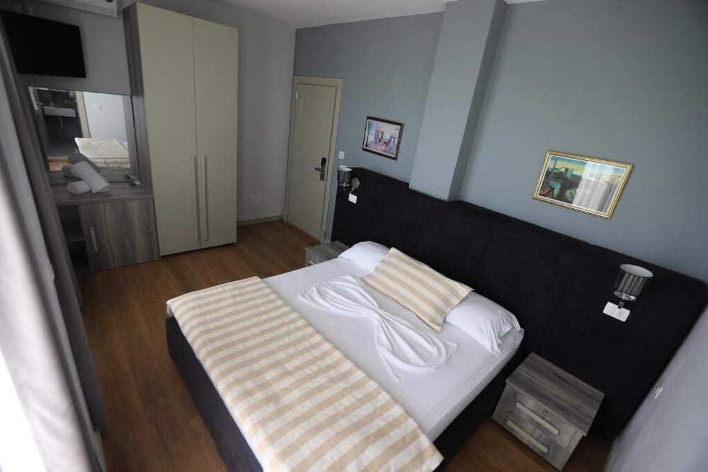 PERANDOR BEACH HOTEL 25/64