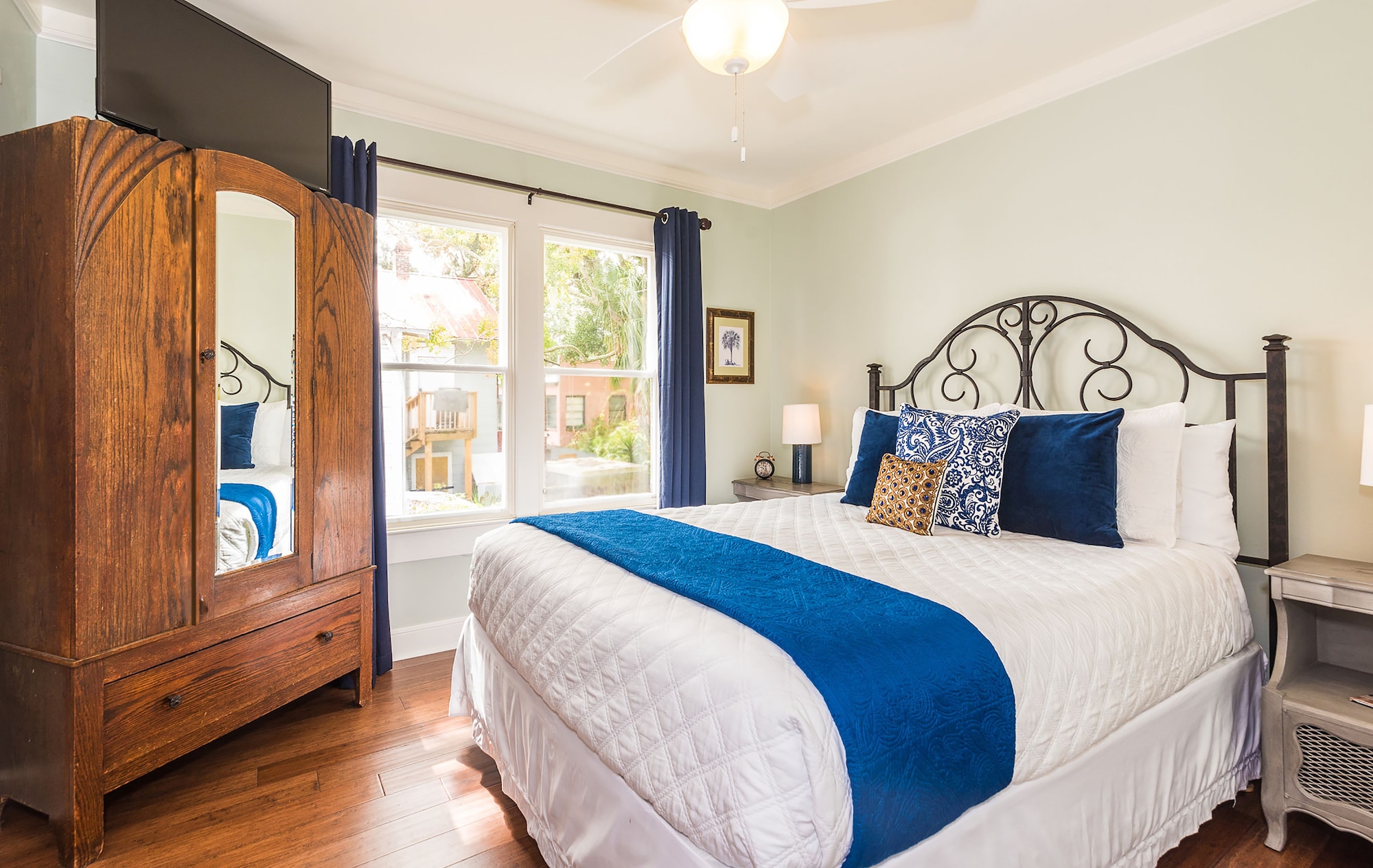 SUPERIOR, QUEEN BED, JETTED TUB