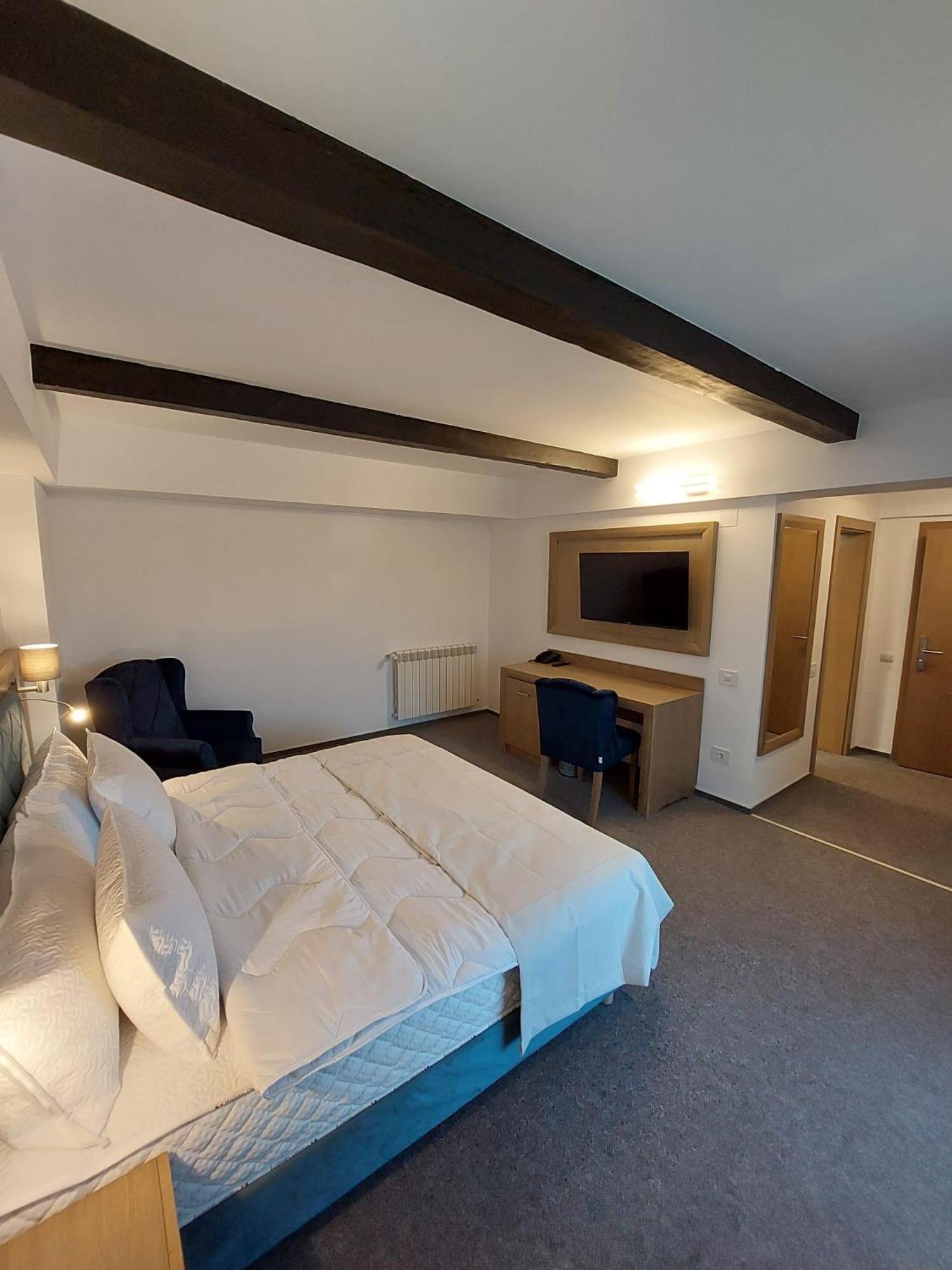 HOTEL WOLF 14/47