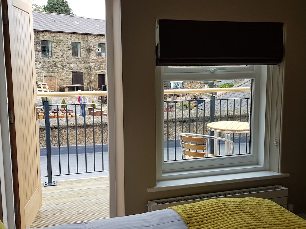The Bowes Hotel 24/56