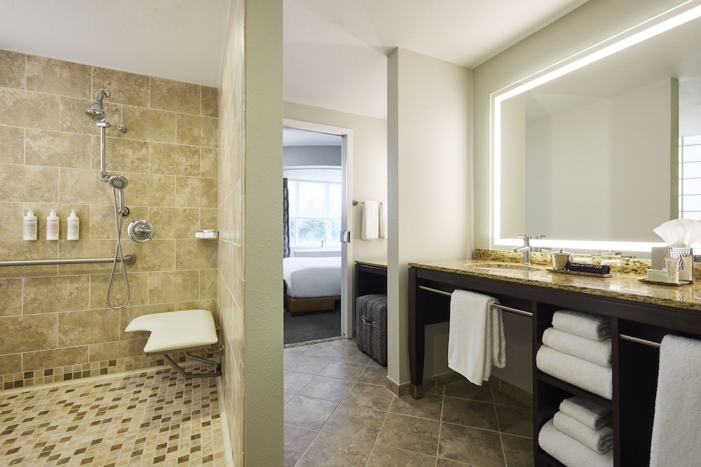 Grand, Suite, King Bed, Den, Accessible، Archer Hotel Falls Church 2/8