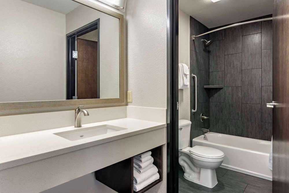Comfort Inn & Suites Tualatin - Lake Oswego South 56/60