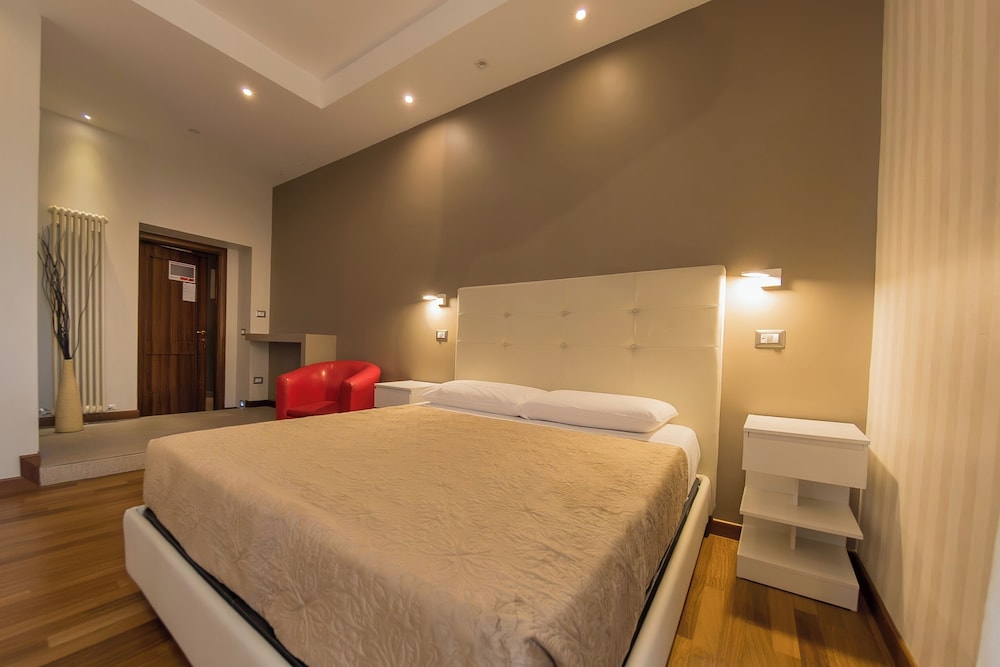 ROOM, DOUBLE BED