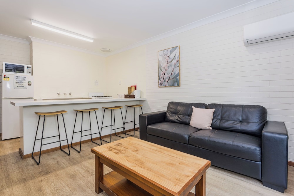 EMU BEACH CHALETS 17/35