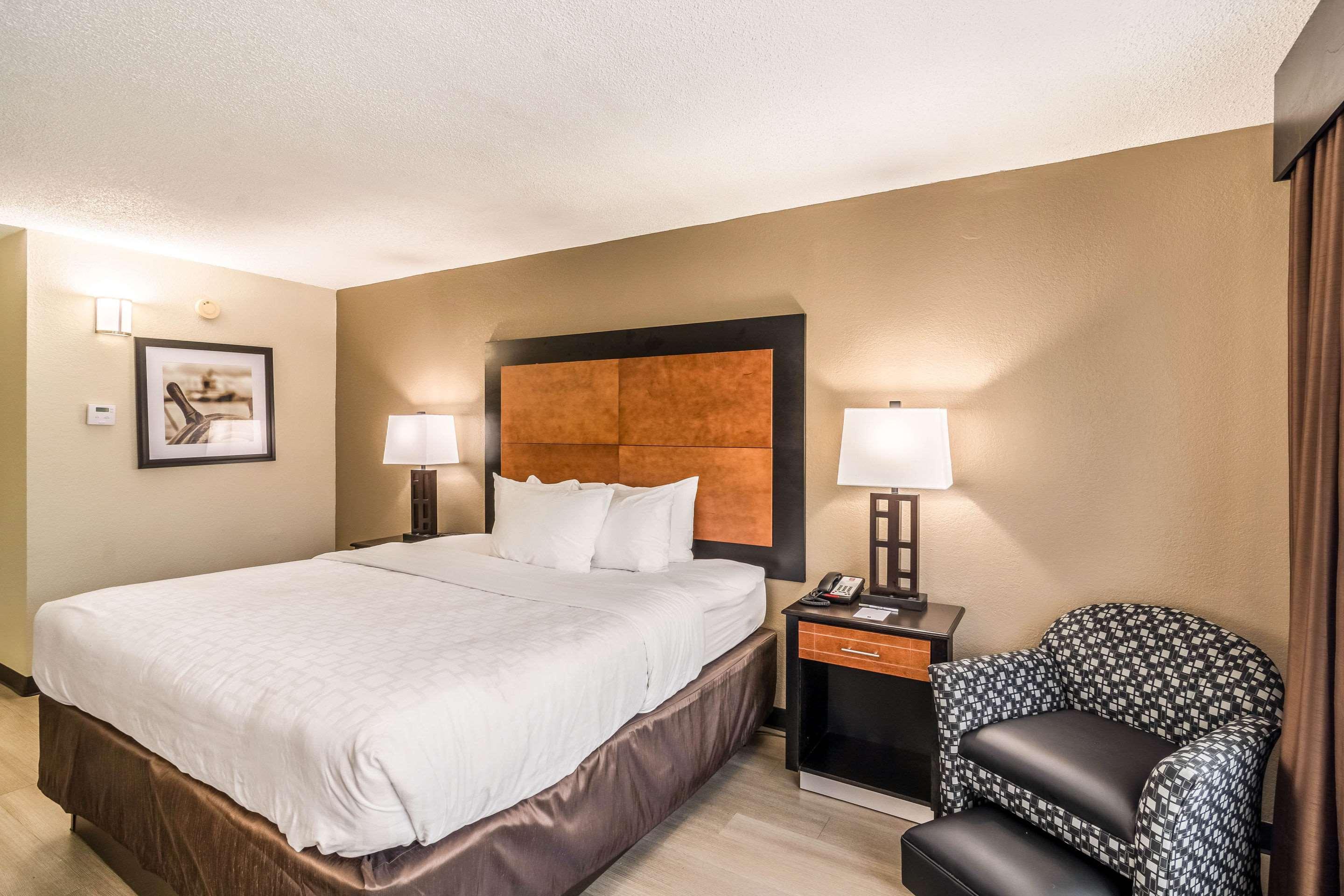 ROOM, KING BED